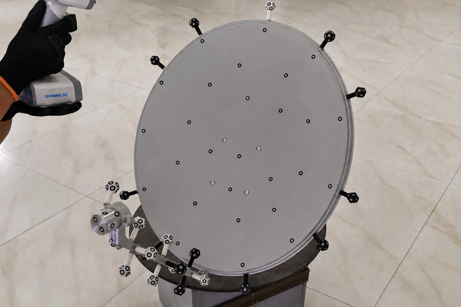 Antena refletora Banda Ka preparada para digitalização tridimensional